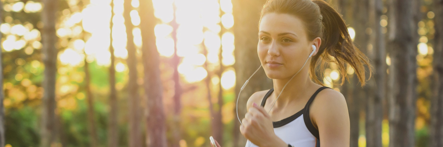 Junge Frau joggt im Wald