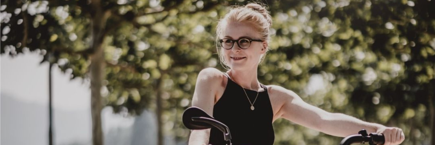 Frau auf einem Fahrrad