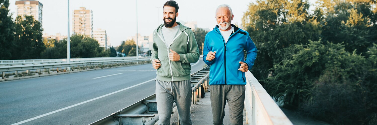 Ein jüngerer und ein älterer Mann beim Joggen