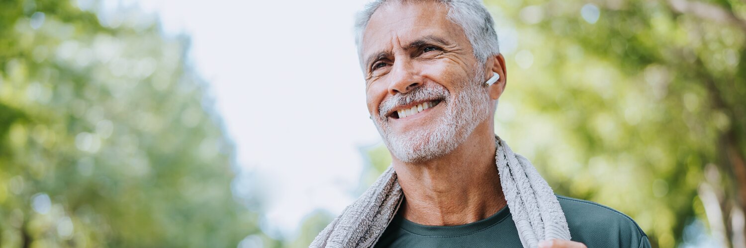 Mann mit Schweißtuch beim Workout