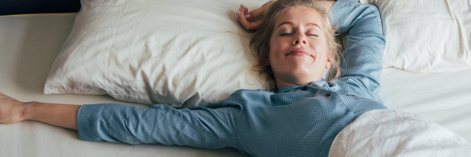 Frau liegt im Bett und entspannt sich