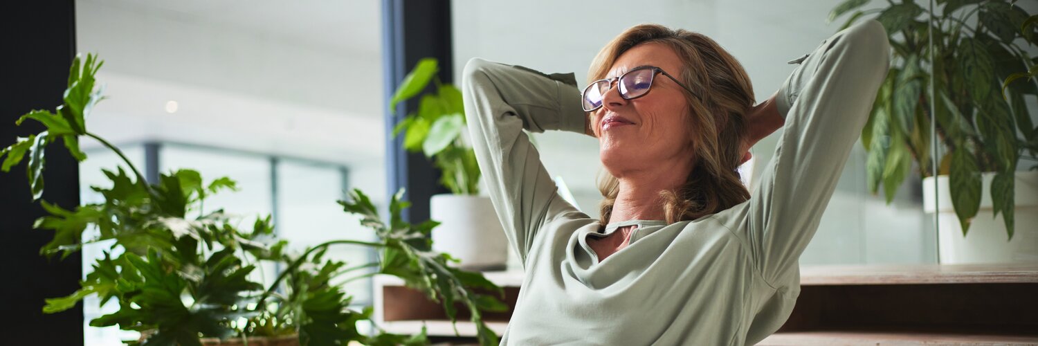 Frau entspannt am Schreibtisch