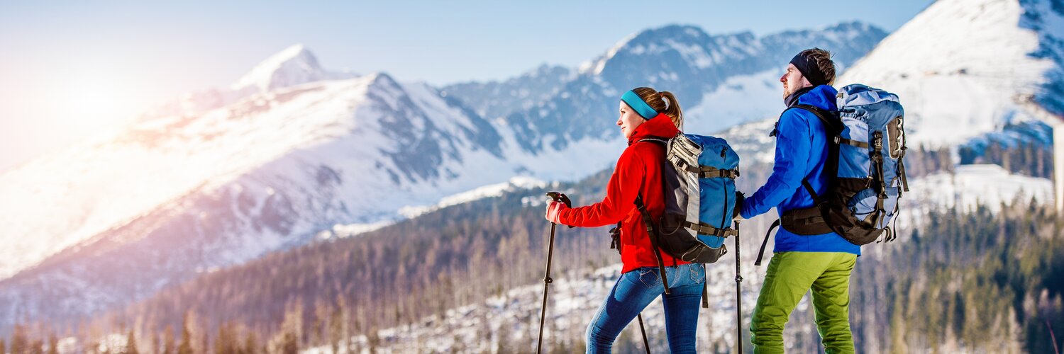 Pärchen genießt Bergpanorama bei Winterwanderung