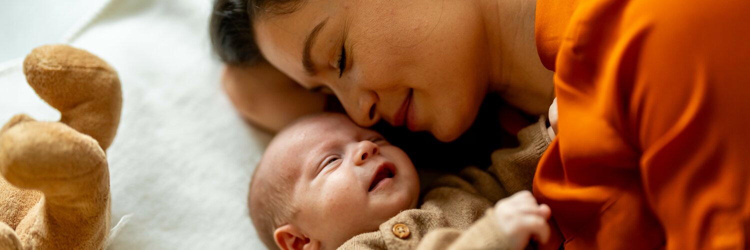 Frau kuschelt mit ihrem Baby