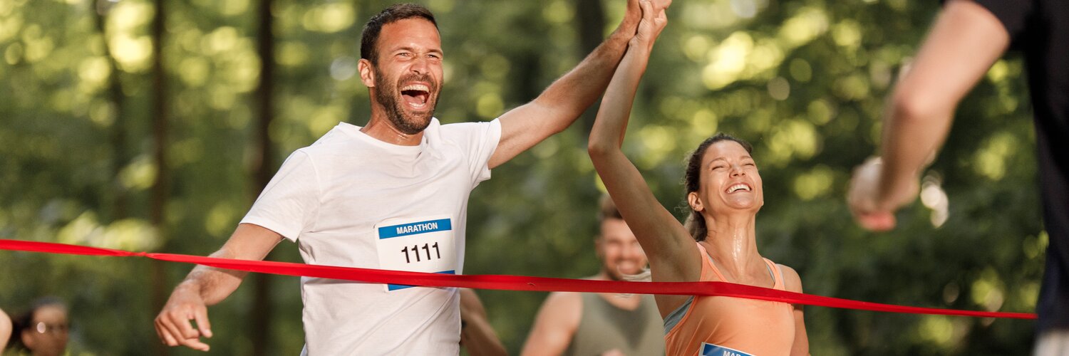 Zwei Personen erreichen als Erste das Ziel bei einem Marathon