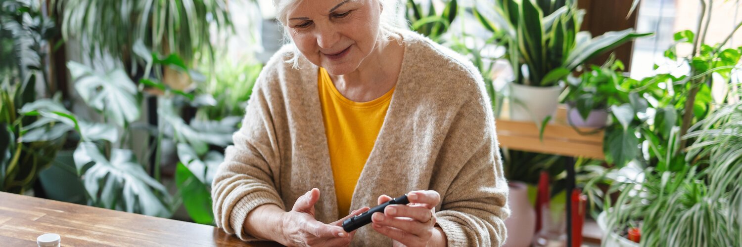 Ältere Frau misst ihren Blutzuckerwert