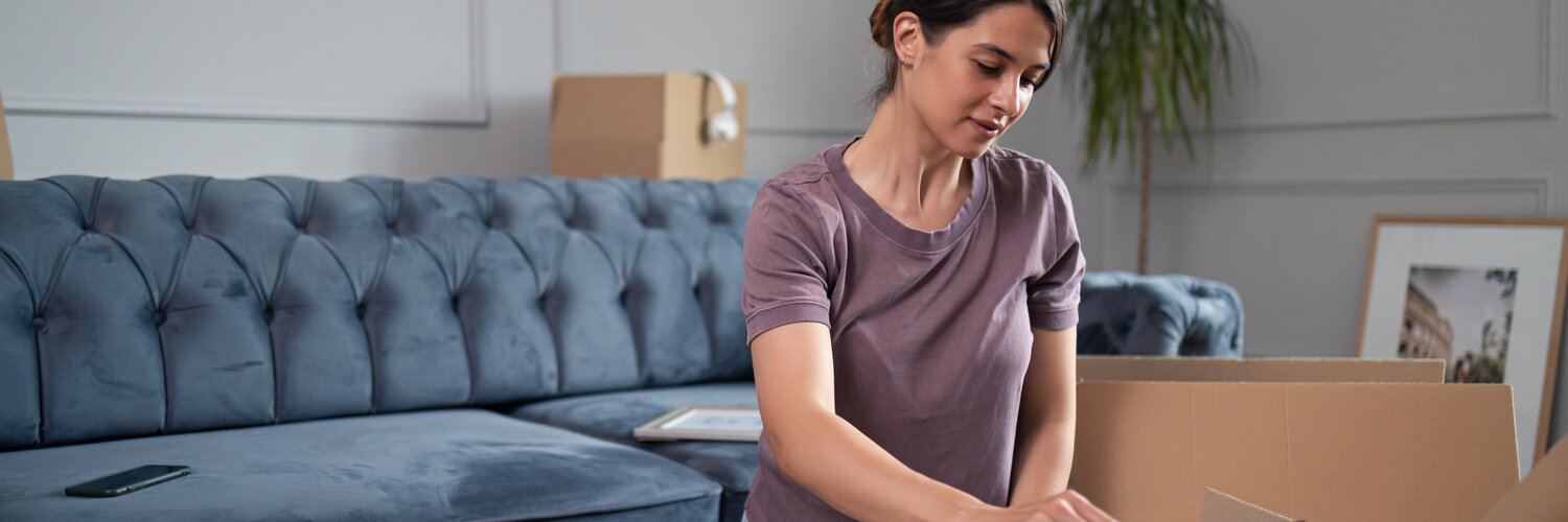 Frau mistet in ihrer Wohnung aus