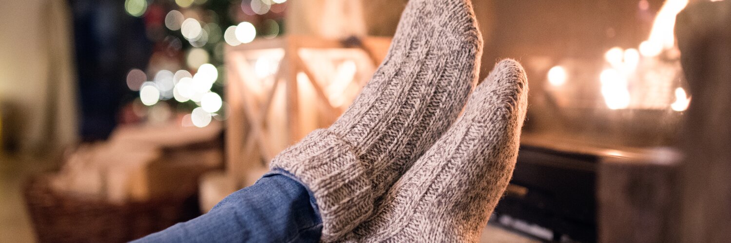 Füße hochlegen vor einem Kamin