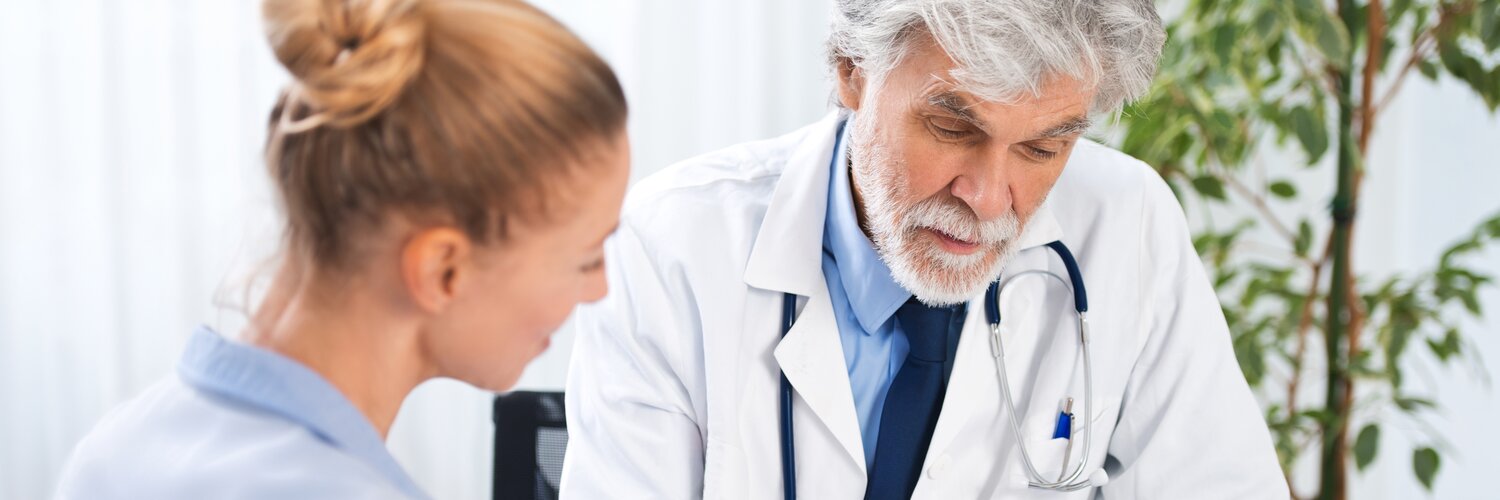 Frau hat ein Gespräch mit ihrem Arzt