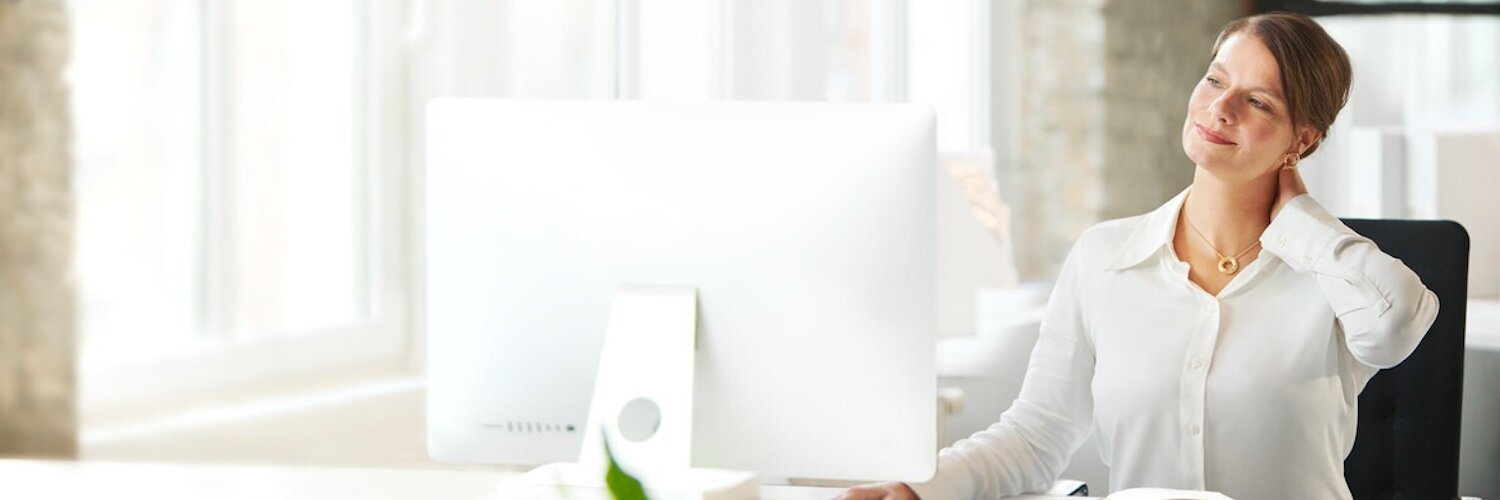 Frau hat Nackenschmerzen