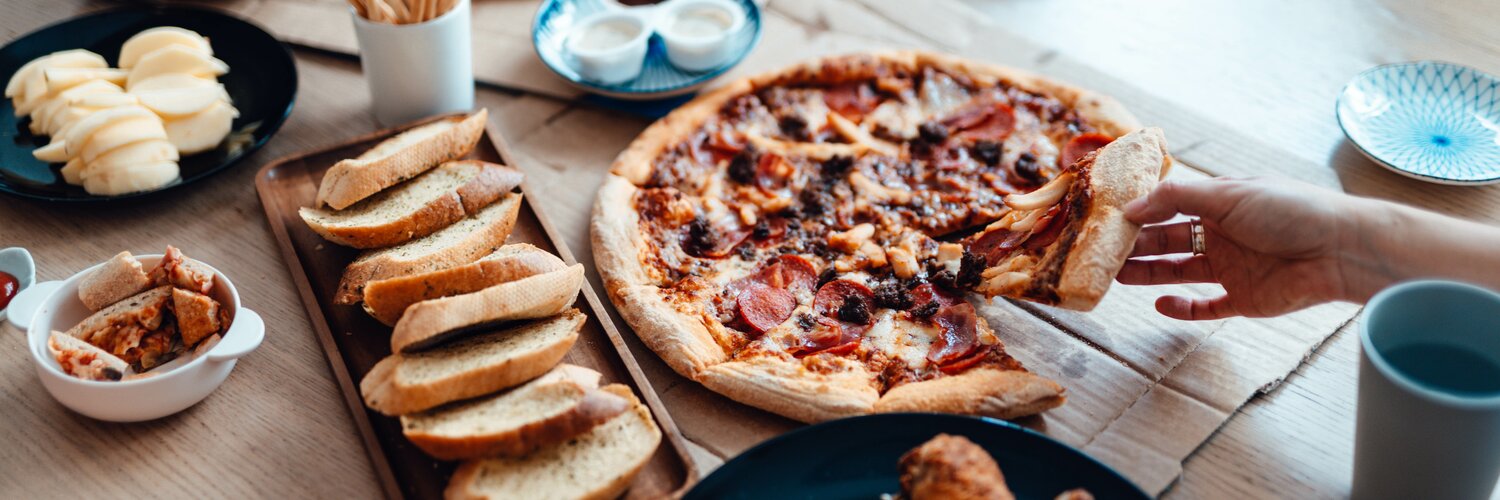 Kohlenhydratreiches Essen wie Pizza und Brot